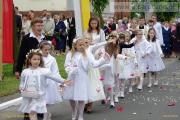 dziewczynki sypią kwiatki